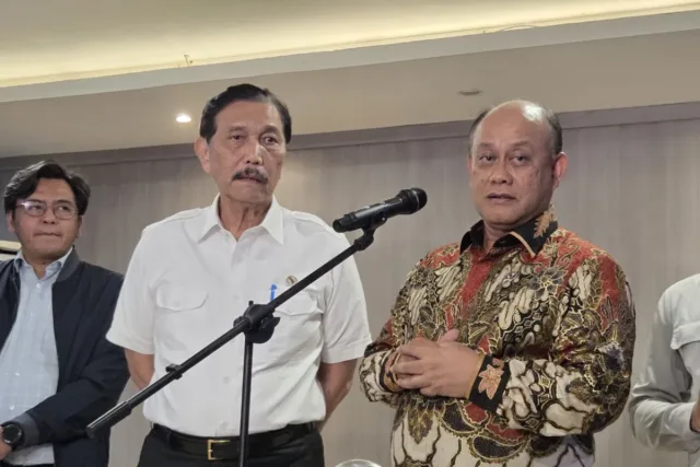 Ketua Dewan Ekonomi Nasional (DEN) Luhut Binsar Pandjaitan (kiri) dan Kepala Badan Gizi Nasional (BGN) Dadan Hindayana dalam konferensi pers, di Jakarta, Jumat (3/10/2025). ANTARA/Bayu Saputra