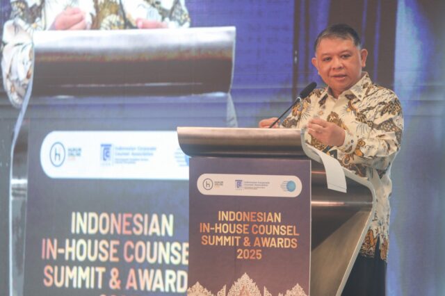 (Baju batik) Jaksa Agung Muda Perdata dan Tata Usaha Negara, Prof. (H.C.) R. Narendra Jatna menyampaikan pidato kunci dalam Indonesian In-House Counsel Summit and Awards 2025 di Nusa Dua, Bali, 3 Oktober 2025.