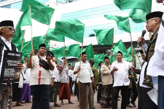 Sejumlah pengurus dan kader Partai Kebangkitan Bangsa hadir dalam aksi solidaritas bersama ribuan santri, alumni, serta kader Nahdlatul Ulama (NU) di halaman atau depan kantor Trans7, Jakarta, Rabu (15/10/2025). ANTARA/HO-PKB.