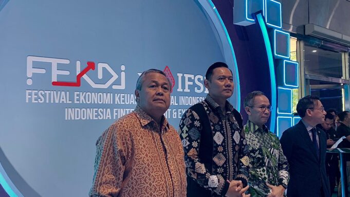 Gubernur Bank Indonesia, Perry Warjiyo (kiri) saat ditemui di Jakarta International Convention Center (JICC), Jakarta Pusat, Kamis (30/10).