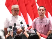 Dapat Surat Rehabilitasi, Nama Dua Guru di Luwu Utara Dipulihkan oleh Prabowo Dua guru asal Kabupaten Luwu Utara, Sulawesi Selatan Abdul Muis (kiri) dan Rasnal (kanan) memberikan keterangan pers usai menerima langsung surat rehabilitasi dari Presiden Prabowo Subianto di Pangkalan TNI AU Halim Perdanakusuma, Jakarta, Kamis (13/11/2025). ANTARA/HO-BPMI Sekretariat Presiden