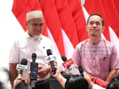 Dapat Surat Rehabilitasi, Nama Dua Guru di Luwu Utara Dipulihkan oleh Prabowo Dua guru asal Kabupaten Luwu Utara, Sulawesi Selatan Abdul Muis (kiri) dan Rasnal (kanan) memberikan keterangan pers usai menerima langsung surat rehabilitasi dari Presiden Prabowo Subianto di Pangkalan TNI AU Halim Perdanakusuma, Jakarta, Kamis (13/11/2025). ANTARA/HO-BPMI Sekretariat Presiden