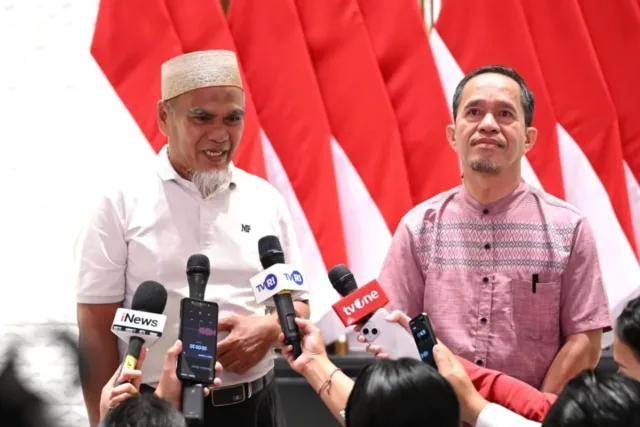 Dua guru asal Kabupaten Luwu Utara, Sulawesi Selatan Abdul Muis (kiri) dan Rasnal (kanan) memberikan keterangan pers usai menerima langsung surat rehabilitasi dari Presiden Prabowo Subianto di Pangkalan TNI AU Halim Perdanakusuma, Jakarta, Kamis (13/11/2025). ANTARA/HO-BPMI Sekretariat Presiden