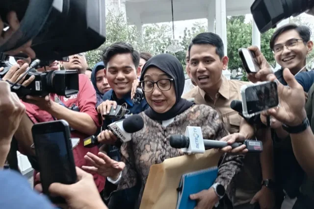 Wakil Kepala Badan Gizi Nasional (BGN) Nanik S. Deyang tiba di Kompleks Istana Kepresidenan, Jakarta, Kamis (20/11/2025). (ANTARA/Fathur Rochman)