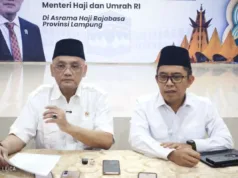 Kemenhaj Tegaskan Pelunasan Haji 2026 Hanya untuk Jamaah yang Lolos Pemeriksaan Kesehatan Menteri Haji dan Umroh Mochamad Irfan Yusuf (kiri) didampingi Deputi Bidang Koordinasi Pelayanan Haji Dalam Negeri Badan Penyelenggara Haji Republik Puji Rahardjo saat memberikan keterangan. di Bandarlampung, Senin. BANTARA/Dian Hadiyatna