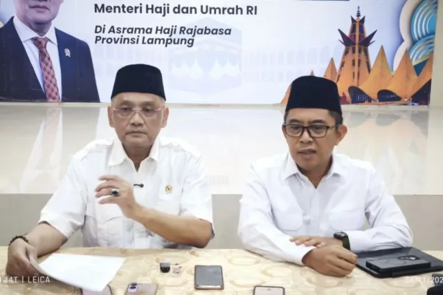 Menteri Haji dan Umroh Mochamad Irfan Yusuf (kiri) didampingi Deputi Bidang Koordinasi Pelayanan Haji Dalam Negeri Badan Penyelenggara Haji Republik Puji Rahardjo saat memberikan keterangan. di Bandarlampung, Senin. BANTARA/Dian Hadiyatna