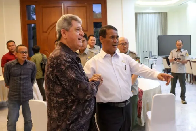 Menteri Pertanian Republik Indonesia Andi Amran Sulaiman (kanan) bertemu dengan Duta Besar Palestina untuk Indonesia Zuhair Al-Shun (kiri) di Jakarta, Kamis (30/10/2025). ANTARA/HO-Humas Kementan