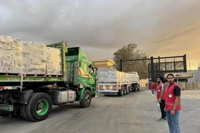 Bantuan.jpg Arsip - Staf Bulan Sabit Merah Mesir berdiri di dekat truk-truk pengangkut bantuan kemanusiaan saat memasuki Jalur Gaza dari sisi Mesir di perbatasan Rafah, 12 Oktober 2025. (Xinhua/Ali Mostafa)