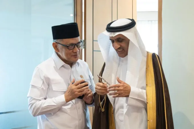 Menteri Haji dan Umrah RI Mochamad Irfan Yusuf bertemu Duta Besar Arab Saudi untuk Republik Indonesia Faisal Bin Abdullah Amodi. ANTARA/HO-Kemenhaj RI