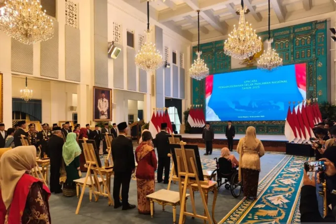 IMG-20251110-WA0010.jpg Presiden RI Prabowo Subianto memimpin Upacara Penganugerahan Gelar Pahlawan Nasional 2025 di Istana Negara, Jakarta, Senin (10/11/2025). ANTARA/Andi Firdaus