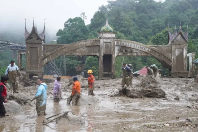 Banjir bandang di Jembatan Kembar Batas Kota Silaiang Bawah, Kecamatan Padang Panjang Barat, Kota Padang Panjang, Sumatera Barat, Kamis (27/11/2025). ANTARA/Isril