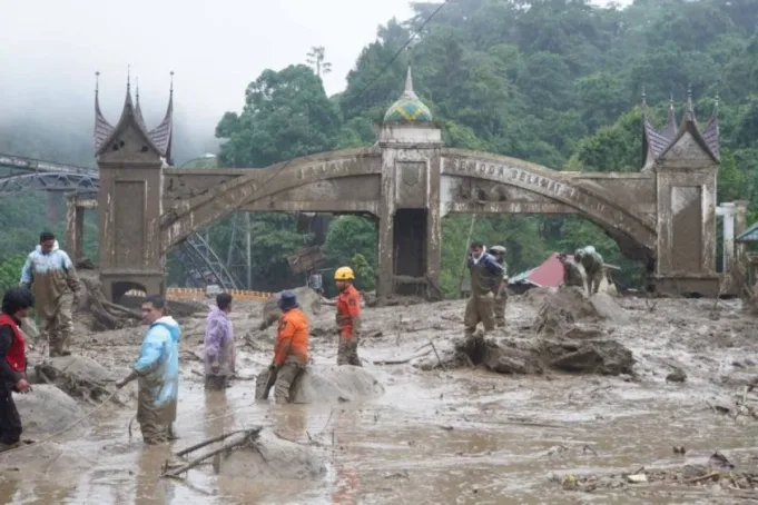 IMG-20251127-WA0555.jpg Banjir bandang di Jembatan Kembar Batas Kota Silaiang Bawah, Kecamatan Padang Panjang Barat, Kota Padang Panjang, Sumatera Barat, Kamis (27/11/2025). ANTARA/Isril