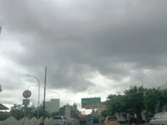 BMKG Prakirakan Wilayah Indonesia Alami Hujan Ringan Disertai Petir Kota Manado dan sekitarnya berpeluang hujan dengan intensitas sedang hingga lebat yang dapat disertai petir dan angin kencang. ANTARA/Karel A Polakitan