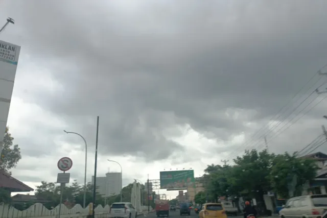 Kota Manado dan sekitarnya berpeluang hujan dengan intensitas sedang hingga lebat yang dapat disertai petir dan angin kencang. ANTARA/Karel A Polakitan