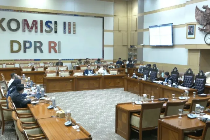 Tangkapan layar - Wakil Ketua Komisi III DPR RI Dede Indra Permana memimpin rapat panja RUU Penyesuaian Pidana di kompleks parlemen, Jakarta, Rabu (26/11/2025). ANTARA/HO-DPR