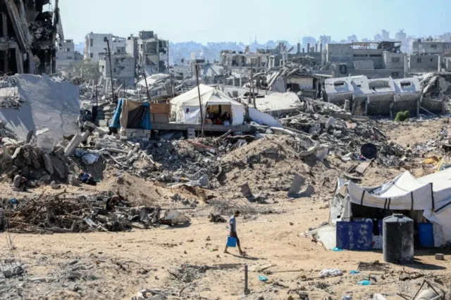 Arsip - Suasana sebuah kawasan yang hancur akibat serangan Israel di Jalur Gaza. (Xinhua)