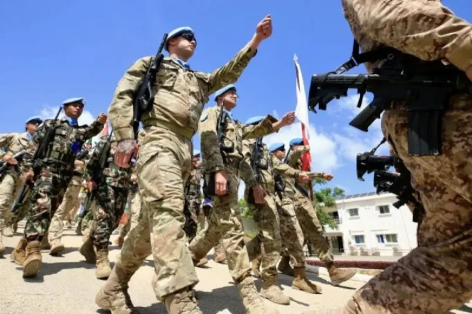 Arsip - Prajurit dari Pasukan Sementara Perserikatan Bangsa-Bangsa di Lebanon (UNIFIL) menghadiri upacara peringatan Hari Internasional Pasukan Penjaga Perdamaian PBB di Naqoura, Lebanon, 29 Mei 2025. (Xinhua/Ali Hashisho)
