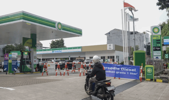 Screenshot 2025-11-01 at 9.03.08 AM Arsip foto - Pengendara sepeda motor melintas di SPBU BP Minangkabau, Jakarta, Rabu (17/9/2025). Kementerian Energi dan Sumber Daya Mineral (ESDM) menyatakan SPBU swasta yang kehabisan stok BBM dapat menjalin kerja sama pasokan dengan PT Pertamina (Persero) melalui skema business-to-business (B2B) tanpa menambah biaya baru. ANTARA FOTO/Ika Maryani/Adm/aww.