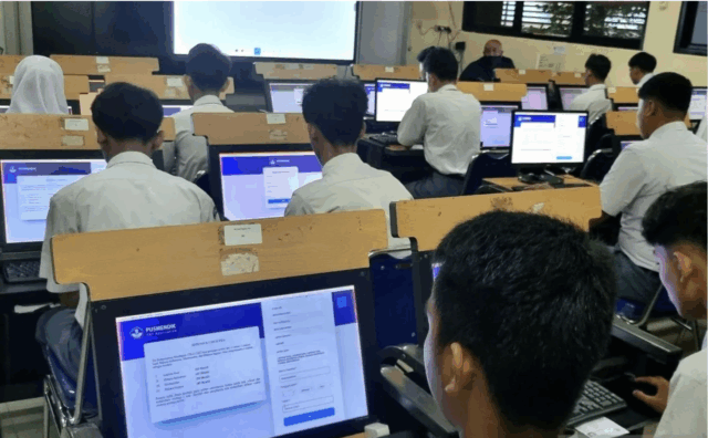 Direktur Jenderal Pendidikan Anak Usia Dini, Pendidikan Dasar dan Pendidikan Menengah (PAUD Dikdasmen) Kemendikdasmen Gogot Suharwoto meninjau pelaksanaan Tes Kemampuan Akademik (TKA) hari pertama di SMAN 78, Jakarta Barat pada Senin (3/10/2025). ANTARA/Hana Kinarina