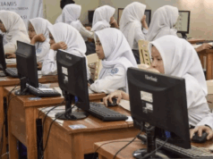 DPR Siap Kawal Pelaksanaan TKA Pendidikan Nasional Siswa mengikuti Tes Kemampuan Akademik (TKA) di SMK Negeri 1 Ciamis, Jawa Barat, Senin (3/11/2025). Kementerian Pendidikan Dasar dan Menengah mengganti Ujian Nasional dengan TKA yang terdiri dari tiga mata pelajaran wajib dan dua mata pelajaran pilihan sesuai jurusan perguruan tinggi atau arah karier siswa. ANTARA FOTO/Adeng Bustomi/bar/pri.