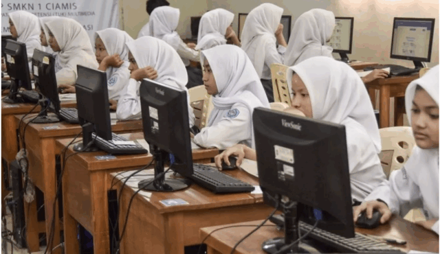 Siswa mengikuti Tes Kemampuan Akademik (TKA) di SMK Negeri 1 Ciamis, Jawa Barat, Senin (3/11/2025). Kementerian Pendidikan Dasar dan Menengah mengganti Ujian Nasional dengan TKA yang terdiri dari tiga mata pelajaran wajib dan dua mata pelajaran pilihan sesuai jurusan perguruan tinggi atau arah karier siswa. ANTARA FOTO/Adeng Bustomi/bar/pri.