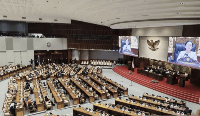 Ketua DPR RI Puan Maharani saat memimpin rapat paripurna di kompleks parlemen, Jakarta, Selasa (4/11/2025). ANTARA/Bagus Ahmad Rizaldi.