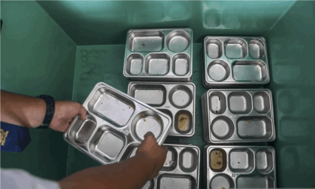 Siswa mengembalikan ompreng makanan program Makan Bergizi Gratis (MBG) di SMP Negeri 13 Depok, Jawa Barat, Senin (6/10/2025). ANTARA FOTO/Galih Pradipta/YU