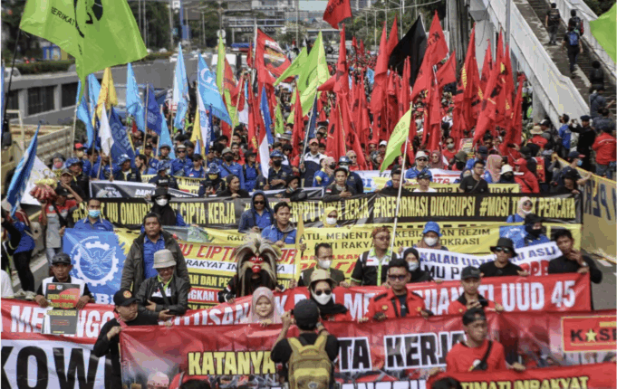 Arsip foto - Sejumlah buruh mengikuti aksi unjuk rasa di depan Gedung DPR, Jakarta, Selasa (28/2/2023). ANTARA FOTO/Fauzan/rwa.