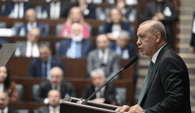 Presiden Turki Recep Tayyip Erdogan berpidato dalam rapat fraksi parlemen Partai Keadilan dan Pembangunan (AKP) yang berkuasa di Ankara, Turki, pada 5 November 2025. ANTARA/Xinhua/Mustafa Kaya