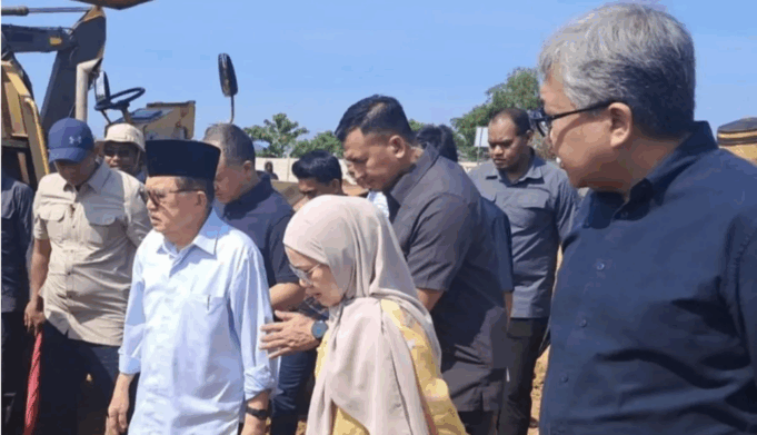 Arsip foto. ArMantan Wakil Presiden HM Jusuf Kalla (dua kiri) meninjau lokasi lahan miliknya yang kini bersengketa di wilayahpengelolaan PT GMTD Jalan Tanjung Bunga Makassar, Sulawesi Selatan, Rabu (5/11/2025). ANTARA.