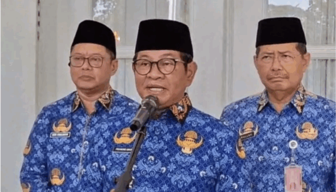 Gubernur DKI Jakarta Pramono Anung saat dijumpai di Balai Kota, Senin (10/11/2025). ANTARA/Lifia Mawaddah Putri.