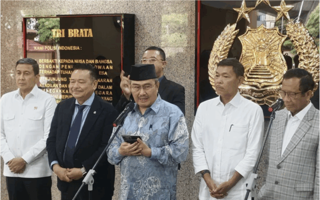 Ketua Komisi Percepatan Reformasi Polri Jimly Asshiddiqie (tengah) bersama para anggota komisi; Penasihat Khusus Presiden Bidang Keamanan dan Ketertiban Masyarakat dan Reformasi Kepolisian Ahmad Dofiri (kiri); Wakil Menteri Koordinator Bidang Hukum, HAM, Imigrasi, dan Pemasyarakatan Otto Hasibuan (kedua kiri); Kapolri periode 2019–2021 Jenderal Pol. (Purn.) Idham Aziz (kedua kanan); dan Menteri Koordinator Bidang Politik, Hukum dan Keamanan periode 2019–2024 sekaligus Ketua Mahkamah Konstitusi periode 2008–2013 Mahfud MD (kanan) memberikan keterangan pers di Gedung Mabes Polri, Jakarta, Senin (10/11/2025). ANTARA/Nadia Putri Rahmani.