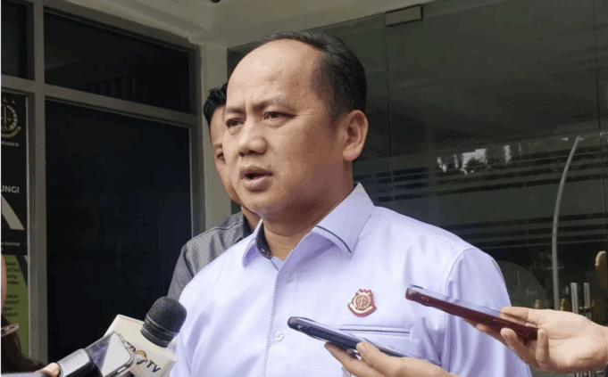 Kepala Pusat Penerangan Hukum (Kapuspenkum) Kejagung Anang Supriatna berbicara dengan awak media di Gedung Kejaksaan Agung, Jakarta, Selasa (28/10/2025). (ANTARA/Nadia Putri Rahmani)