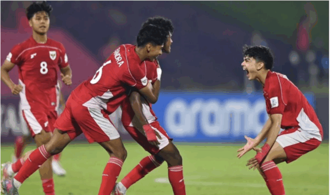 Pesepak bola Timnas Indonesia U-17 Fadly Fadly Alberto (kedua kanan) berselebrasi bersama rekan-rekannya usai mencetak gol ke gawang Timnas Honduras U-17 pada laga Grup H Piala Dunia U17 2025 di Lapangan 2 Aspire Zone, Doha, Qatar, Senin (10/11/2025). Indonesia menang dengan skor 2-1 dan berada di posisi ketiga dalam grup H. ANTARA FOTO/Bayu Pratama S/app/YU