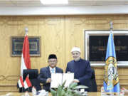 Mendikdasmen Jalin Kerja Sama dengan Al-Azhar untuk Bahasa Indonesia Mendikdasmen Abdul Mu'ti (kiri) bersama Rektor Universitas Al-Azhar Salamah Dawud (kanan) dalam penandatanganan kerja sama untuk pendidikan Bahasa dan Sastra Indonesia yang lebih mendunia di Universitas Al-Azhar, Kairo, Mesir, pada Kamis (6/11/2025). ANTARA/HO-KBRI Kairo.