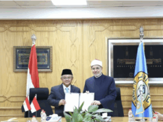 Mendikdasmen Jalin Kerja Sama dengan Al-Azhar untuk Bahasa Indonesia Mendikdasmen Abdul Mu'ti (kiri) bersama Rektor Universitas Al-Azhar Salamah Dawud (kanan) dalam penandatanganan kerja sama untuk pendidikan Bahasa dan Sastra Indonesia yang lebih mendunia di Universitas Al-Azhar, Kairo, Mesir, pada Kamis (6/11/2025). ANTARA/HO-KBRI Kairo.