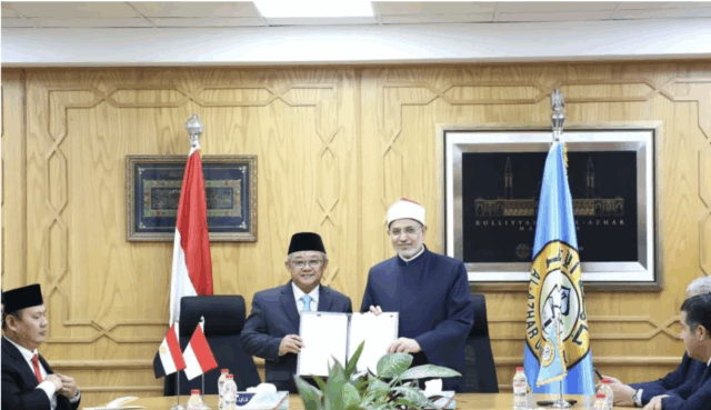 Mendikdasmen Abdul Mu'ti (kiri) bersama Rektor Universitas Al-Azhar Salamah Dawud (kanan) dalam penandatanganan kerja sama untuk pendidikan Bahasa dan Sastra Indonesia yang lebih mendunia di Universitas Al-Azhar, Kairo, Mesir, pada Kamis (6/11/2025). ANTARA/HO-KBRI Kairo.