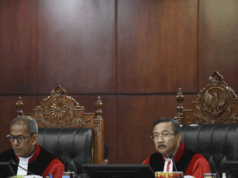 Tolak Masa Jabatan Disamakan, MK: Kapolri Adalah Alat Negara, Bukan Anggota Kabinet Presiden Ketua Mahkamah Konstitusi Suhartoyo (kanan) didampingi Wakil Ketua MK Saldi Isra memimpin sidang pembacaan putusan uji materiil UU Polri di Gedung MK, Jakarta, Kamis (13/11/2025). MK mengabulkan uji materiil terhadap pasal 28 ayat (3) UU No. 2 tahun 2002 tentang Kepolisian Negara Republik Indonesia sehingga kini anggota Polri aktif harus mengundurkan diri atau pensiun untuk menduduki jabatan di luar kepolisian. ANTARA FOTO/Hafidz Mubarak A/bar.