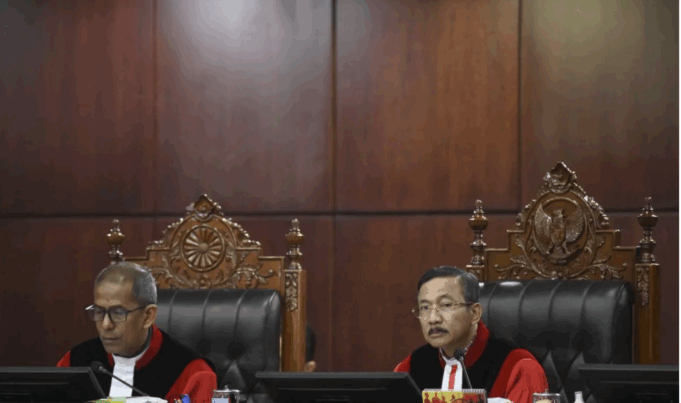 Screenshot 2025-11-13 at 4.19.21 PM Ketua Mahkamah Konstitusi Suhartoyo (kanan) didampingi Wakil Ketua MK Saldi Isra memimpin sidang pembacaan putusan uji materiil UU Polri di Gedung MK, Jakarta, Kamis (13/11/2025). MK mengabulkan uji materiil terhadap pasal 28 ayat (3) UU No. 2 tahun 2002 tentang Kepolisian Negara Republik Indonesia sehingga kini anggota Polri aktif harus mengundurkan diri atau pensiun untuk menduduki jabatan di luar kepolisian. ANTARA FOTO/Hafidz Mubarak A/bar.