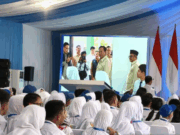 Prabowo Luncurkan Penggunakan Smartboard untuk Sekolah Siswa dari sejumlah sekolah di Kota Bekasi, Jawa Barat, menyaksikan ketibaan Presiden RI Prabowo Subianto di SMPN 4 Kota Bekasi, Senin (17/11/2025), untuk meluncurkan penggunaan interactive flat panel (IFP) atau smartboard untuk sekolah-sekolah di Indonesia. ANTARA/Andi Firdaus.