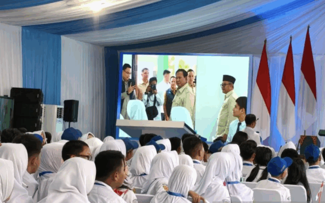 Siswa dari sejumlah sekolah di Kota Bekasi, Jawa Barat, menyaksikan ketibaan Presiden RI Prabowo Subianto di SMPN 4 Kota Bekasi, Senin (17/11/2025), untuk meluncurkan penggunaan interactive flat panel (IFP) atau smartboard untuk sekolah-sekolah di Indonesia. ANTARA/Andi Firdaus.