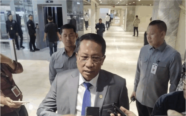 Menkum Supratman Andi Agtas di kompleks parlemen, Jakarta, Selasa (18/11/2025). (ANTARA/Bagus Ahmad Rizaldi)