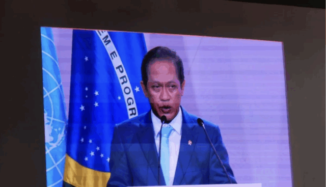 Menteri Lingkungan Hidup Hanif Faisol Nurofiq menyampaikan pernyataan Indonesia dalam acara "National Statement - High Level Segment" di Konferensi Perubahan Iklim ke-30 PBB (COP30), di Belém, Brasil, Senin (17/11/2025) waktu setempat. (ANTARA/Anita Permata Dewi)