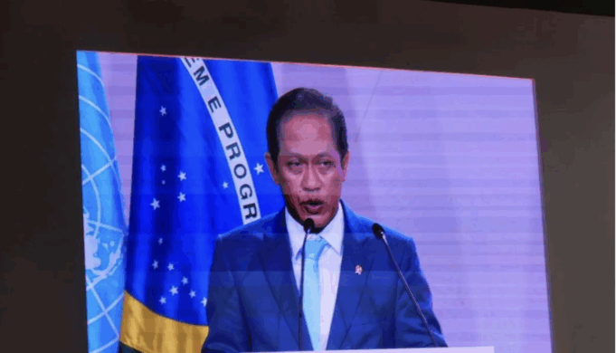 Menteri Lingkungan Hidup Hanif Faisol Nurofiq menyampaikan pernyataan Indonesia dalam acara "National Statement - High Level Segment" di Konferensi Perubahan Iklim ke-30 PBB (COP30), di Belém, Brasil, Senin (17/11/2025) waktu setempat. (ANTARA/Anita Permata Dewi)