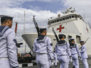 DK PBB Setuju Bentuk Pasukan Stabilitasi Internasional di Jalur Gaza Arsip foto - Prajurit TNI AL bersiap melepas kapal RS TNI Radjiman yang akan menuju Palestina untuk bantuan kemanusiaan di Dermaga Komando Lintas Laut Militer (Kolinlamil), Jakarta, Kamis (18/1/2024). /ANTARA FOTO/Galih Pradipta/aa.