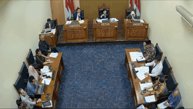 Foto Tangkapan Layar Sidang Sengketa Informasi antara Leony Lidya Terhadap UGM, KPU, & Polda Metro Jaya (Youtube: Komisi Informasi Pusat)