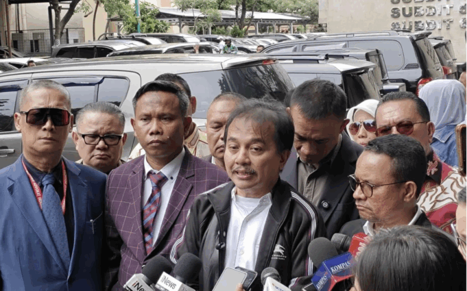 Roy Suryo bersama kuasa hukumnya Ahmad Khozinudin saat menyambangi Polda Metro Jaya, Kamis (20/11/2025). ANTARA/Ilham Kausar