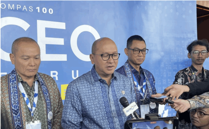 (Tengah) CEO Badan Pengelola Investasi Daya Anagata Nusantara (Danantara Indonesia) Rosan Perkasa Roeslani di sela-sela acara Kompas100 CEO Forum di Indonesia Convention Center (ICE) BSD, Tangerang Selatan, Banten, Rabu (26/11/2025). ANTARA/Arnidhya Nur Zhafira