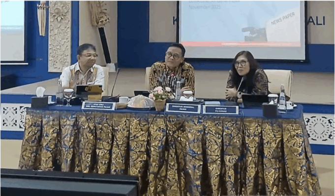Direktur Jenderal Pajak Kementerian Keuangan (Kemenkeu) Bimo Wijayanto (tengah) menyampaikan pemaparan dalam Media Gathering Direktorat Jenderal Pajak (DJP) 2025 di Denpasar, Bali, Selasa (25/11/2025). DJP Kemenkeu berencana untuk melakukan tabayyun dengan Majelis Ulama Indonesia untuk menyamakan persepsi terkait kesesuaian regulasi perpajakan dengan prinsip keadilan. ANTARA/Uyu Septiyati Liman.