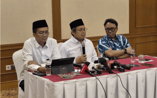 Katib Syuriyah Pengurus Besar Nahdlatul Ulama (PBNU) KH Sarmidi Husna (tengah) dan Wakil Sekretaris Jenderal (Wasekjen) PBNU Nur Hidayat (kiri) dalam konferensi pers di Jakarta, Kamis (27/11/2025). ANTARA/Sean Filo Muhamad.